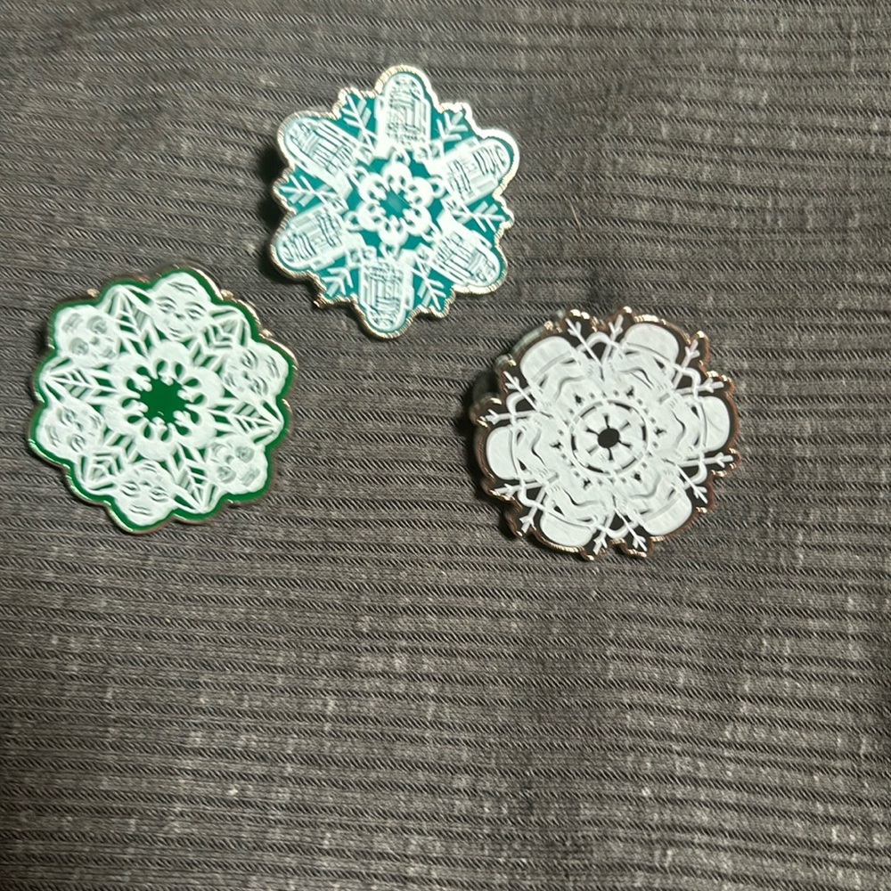 Star Wars characters as snow flakes Disney trading pins